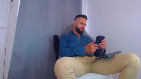 Snapshot of oliverdrew1 chatting on February 12, 8:29 pm oliver online show from February 12, 8:29 pm