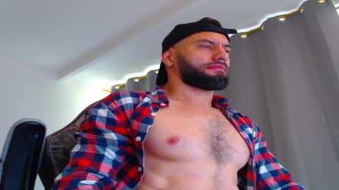 Snapshot of oliverdrew1 chatting on October 31, 2:40 pm oliver online show from October 31, 2:40 pm