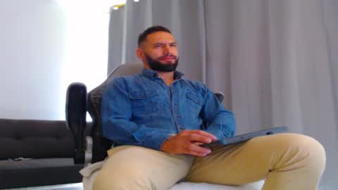 Snapshot of oliverdrew1 chatting on November 5, 2:28 pm oliver online show from November 5, 2:28 pm