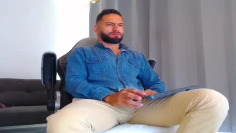 Snapshot of oliverdrew1 chatting on November 10, 2:16 pm oliver online show from November 10, 2:16 pm