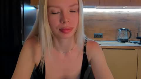 Olivia 3 online show from May 8, 9:20 pm
