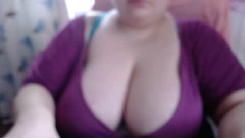 Snapshot of olivia_bud_gold chatting on December 19, 8:23 am Olivia Gold online show from December 19, 8:23 am