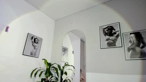 Snapshot of olivia_collisn chatting on May 13, 12:13 pm Olivia Collins online show from May 13, 12:13 pm