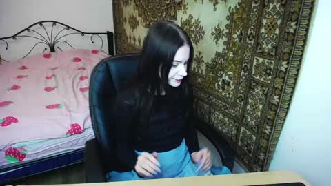 Snapshot of olivia_graceee chatting on May 13, 8:44 am olivia_graceee online show from May 13, 8:44 am