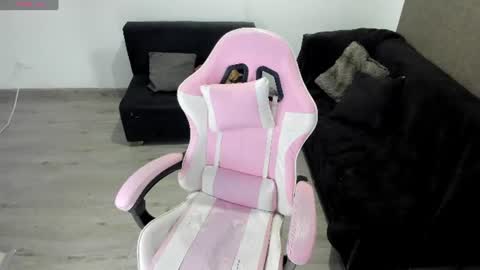 olivia_martine online show from June 12, 3:38 am