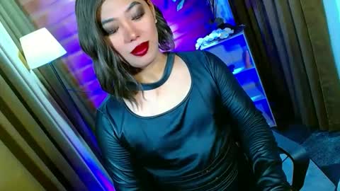 Snapshot of olivia_the_temptress27 chatting on May 13, 5:27 am Miss OLIVIA online show from May 13, 5:27 am