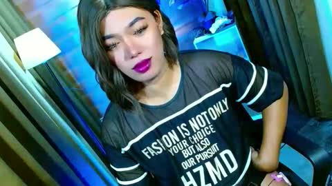 Snapshot of olivia_the_temptress27 chatting on May 17, 6:33 am Miss OLIVIA online show from May 17, 6:33 am