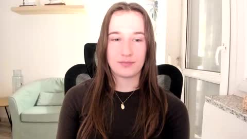 Snapshot of oliviaaa2003 chatting on March 1, 10:21 pm Oliwiaa2004 online show from March 1, 10:21 pm