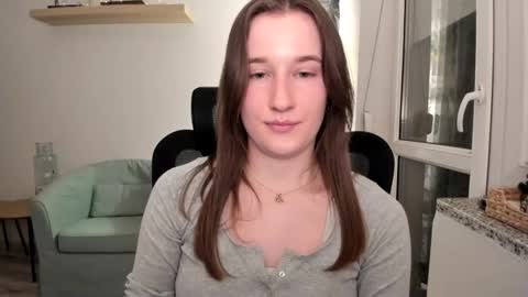 Snapshot of oliviaaa2003 chatting on March 10, 10:24 pm Oliwiaa2004 online show from March 10, 10:24 pm