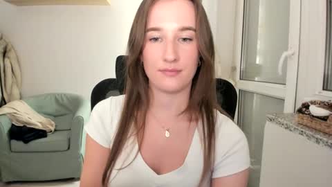 Snapshot of oliviaaa2003 chatting on December 17, 10:38 pm Oliwiaa2004 online show from December 17, 10:38 pm