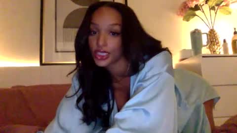 Snapshot of oliviaamara chatting on May 20, 3:02 am oliviaamara online show from May 20, 3:02 am