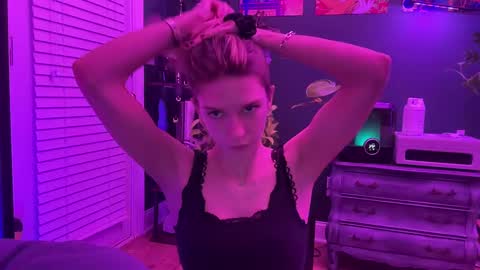 Snapshot of oliviahansleyy chatting on February 14, 4:37 am Olivia online show from February 14, 4:37 am