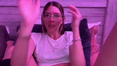 Snapshot of oliviahansleyy chatting on March 6, 4:19 am Olivia online show from March 6, 4:19 am