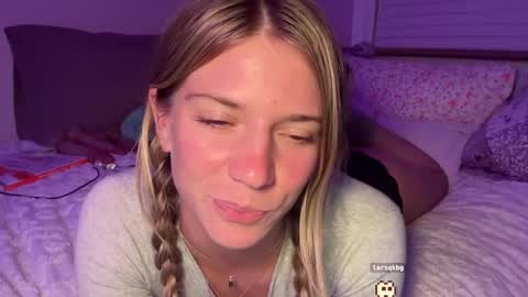 Snapshot of oliviahansleyy chatting on September 30, 3:33 am Olivia online show from September 30, 3:33 am