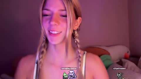 Snapshot of oliviahansleyy chatting on November 19, 4:12 am Olivia online show from November 19, 4:12 am