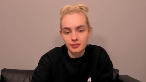 Snapshot of oliviahappy chatting on February 23, 6:49 pm oliviaBeauty online show from February 23, 6:49 pm