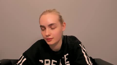 Snapshot of oliviahappy chatting on February 25, 7:01 pm oliviaBeauty online show from February 25, 7:01 pm