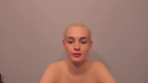 Snapshot of oliviahappy chatting on March 15, 9:10 pm oliviaBeauty online show from March 15, 9:10 pm