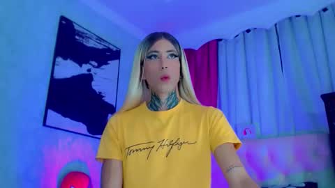 Snapshot of oliviahot01 chatting on May 9, 1:00 am oliviahot01 online show from May 9, 1:00 am