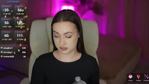 Snapshot of oliviamoore_ chatting on May 11, 6:52 am Olivia online show from May 11, 6:52 am