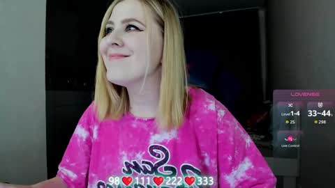 Snapshot of oliviamunk chatting on May 15, 6:31 am . online show from May 15, 6:31 am