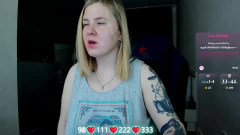Snapshot of oliviamunk chatting on June 6, 4:06 am . online show from June 6, 4:06 am