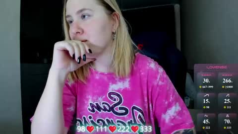 Snapshot of oliviamunk chatting on June 9, 3:51 am . online show from June 9, 3:51 am