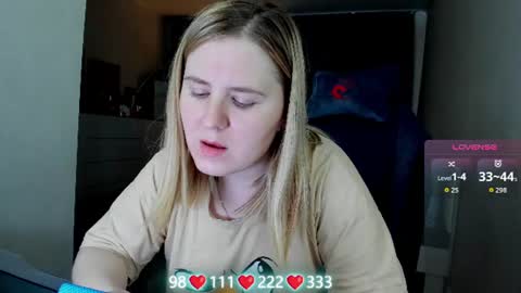 Snapshot of oliviamunk chatting on June 12, 4:33 am . online show from June 12, 4:33 am