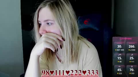 Snapshot of oliviamunk chatting on June 19, 8:07 am . online show from June 19, 8:07 am