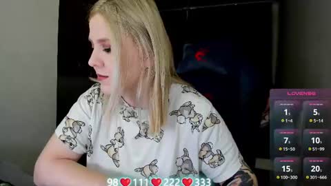 Snapshot of oliviamunk chatting on June 24, 4:33 am . online show from June 24, 4:33 am