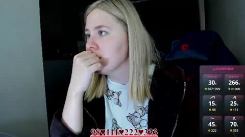Snapshot of oliviamunk chatting on June 25, 6:29 am . online show from June 25, 6:29 am