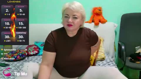 oliviaparadise online show from November 17, 3:56 am