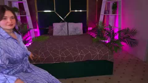 Snapshot of oliviia_rose chatting on December 14, 8:13 pm oliviia_rose online show from December 14, 8:13 pm