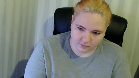 OlyaAndNetty online show from December 19, 3:08 pm