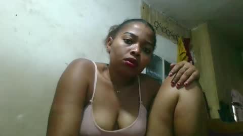 Snapshot of olyvienne90 chatting on December 1, 8:52 am olyvienne90 online show from December 1, 8:52 am