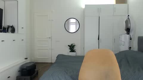 onebestlover online show from February 16, 8:32 am