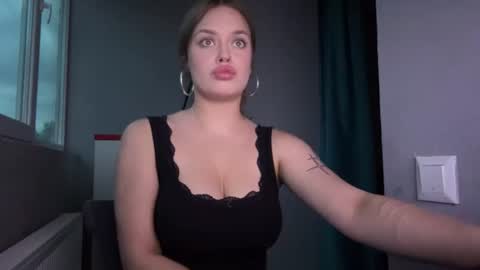 Snapshot of onlymiababe chatting on July 7, 6:12 pm Mia online show from July 7, 6:12 pm
