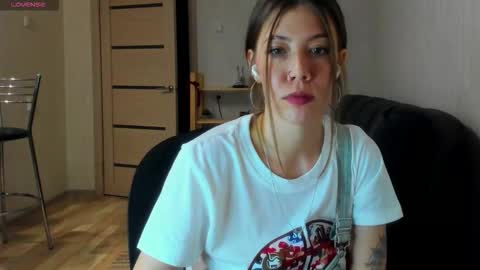 Snapshot of oops_britney chatting on February 17, 4:24 pm Britney online show from February 17, 4:24 pm