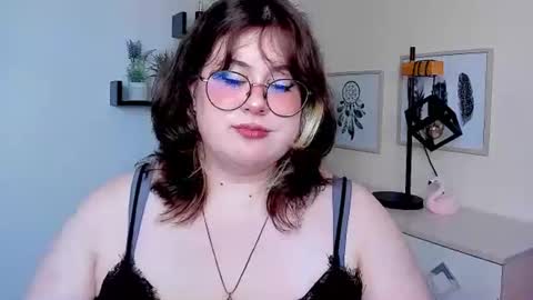 Snapshot of ophelialush chatting on August 3, 9:15 am OpheliaLush online show from August 3, 9:15 am