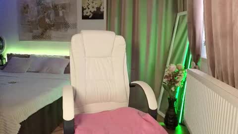 Eve Voss online show from December 3, 9:51 am