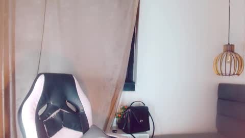 Snapshot of oriana_braom chatting on February 19, 9:50 am Oriana braom online show from February 19, 9:50 am