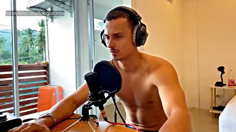 Snapshot of orlando__bloom chatting on November 12, 10:26 am Fansly and Instagram - online show from November 12, 10:26 am