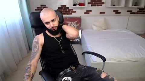 Snapshot of oscarwills chatting on May 25, 4:40 am OscarWills online show from May 25, 4:40 am