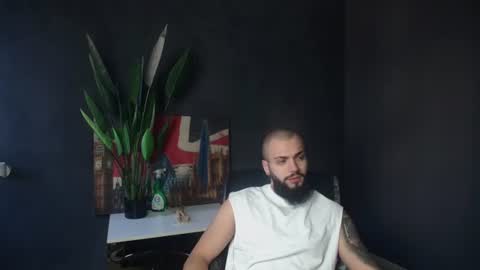Snapshot of oscarwills chatting on June 17, 4:26 am OscarWills online show from June 17, 4:26 am