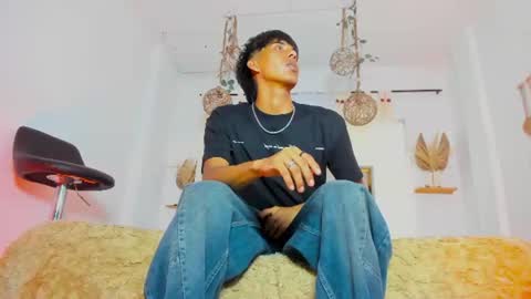 Snapshot of ousuke_noir chatting on July 18, 9:18 pm theo online show from July 18, 9:18 pm