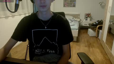 OverkneeBabe online show from February 4, 7:33 pm