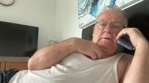 Snapshot of ozhairybearxxxx chatting on December 8, 11:40 pm ozhairybearxxxx online show from December 8, 11:40 pm