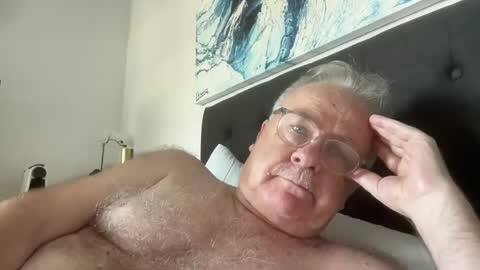 Snapshot of ozhairybearxxxx chatting on December 12, 3:43 am ozhairybearxxxx online show from December 12, 3:43 am