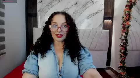 Snapshot of pam_hills chatting on June 19, 8:23 pm You can call me Mommy Goddess Queen online show from June 19, 8:23 pm