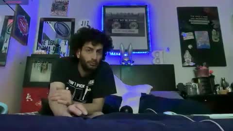 Snapshot of pantslesstraveler_plt chatting on December 2, 1:11 am PantsLessTraveler online show from December 2, 1:11 am